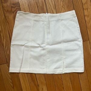 White mini skirt with slit
